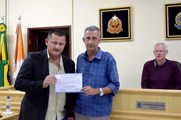 Vereador José Zan da Silva entrega moção de congratulações ao diretor de segurança e trânsito Claudenir Chichem - Câmara Municipal de Holambra, 4 de julho de 2016-1467831016