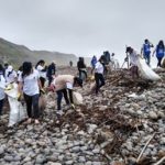 Recogen desperdicios que contaminan las playas de distintos lugares del país