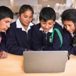 Dos tambos cusqueños con acceso a programa Windows en versión quechua