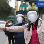 Cómo se debe usar el protector facial para evitar el COVID-19