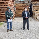 Transfieren madera decomisada para confeccionar mobiliario escolar en La Oroya