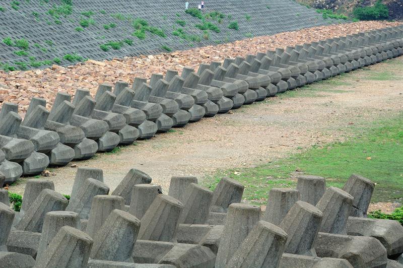 萬宜水庫下的緩衝區 protective coffer dam
