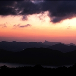 群山碧海伴蚺蛇