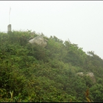 金馬倫山(蜈蚣嶺)山頂破舊的測量墩410公尺At the summit of Mount Cameron