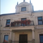 Isint this nice, all the houses have flower baskets 