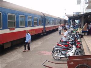 Train to Hanoi arrives