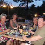 Met Pieter en Anita bij het restaurant van camping La garenne in Bédoin
