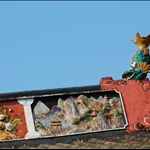 屋脊上的彩塑