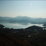 Starling Inlet with Tsim Kong Tung and Shek Nga Tau Hill at the back and Nam Chung in theright hand side 尖光峒和石芽頭山下的沙頭角海，右方為南涌鹿頸一帶