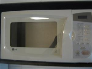 this is the microwave.  when i moved in, the man showed me how to use 2 buttons.  the big red button and the one beside it.  that