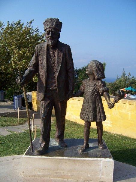 HUSEYIN KACMAZ (THE LAST SURVIVING TURKISH SOLDIER AT GALLIPOLI) - HE DIED IN 1994, AGED 110, AND HIS GRAND-DAUGHTER