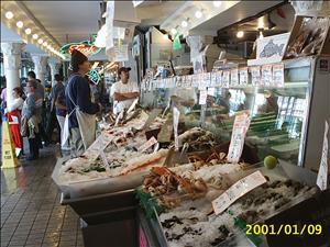 Pikeplace Market--魚販.JPG