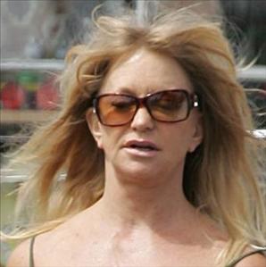 So today (28th may 09), just after anne was questioning a nice lady about her charitable cause work, we both spot Woopie flipping Goldberg aka Goldie Hawn in a nearby restaurant!! Brilliant. she