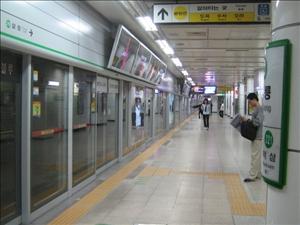korean subway.  see how there