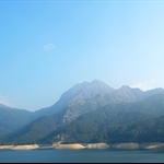 水塘上望鳳凰山及狗牙嶺山峰