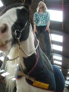 Kelly geeft Lianne een beter uitzicht.