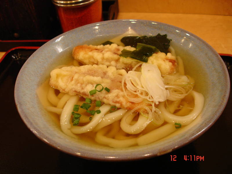 餓~享用黑輪烏龍麵。