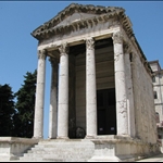 .. and other Roman buildings.