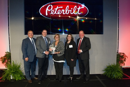 Camions Excellence Peterbilt accepts its honor.