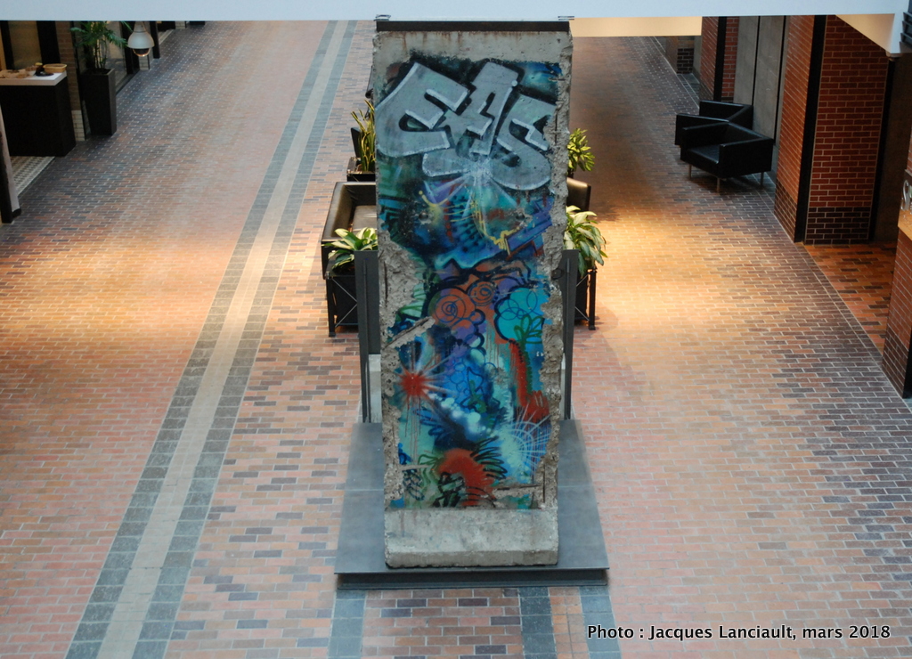 « Segment du Mur de Berlin... à Montréal »