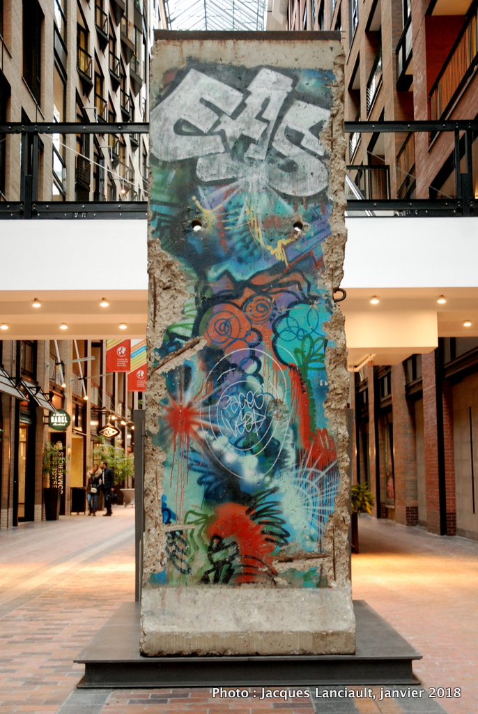 « Segment du Mur de Berlin... à Montréal »