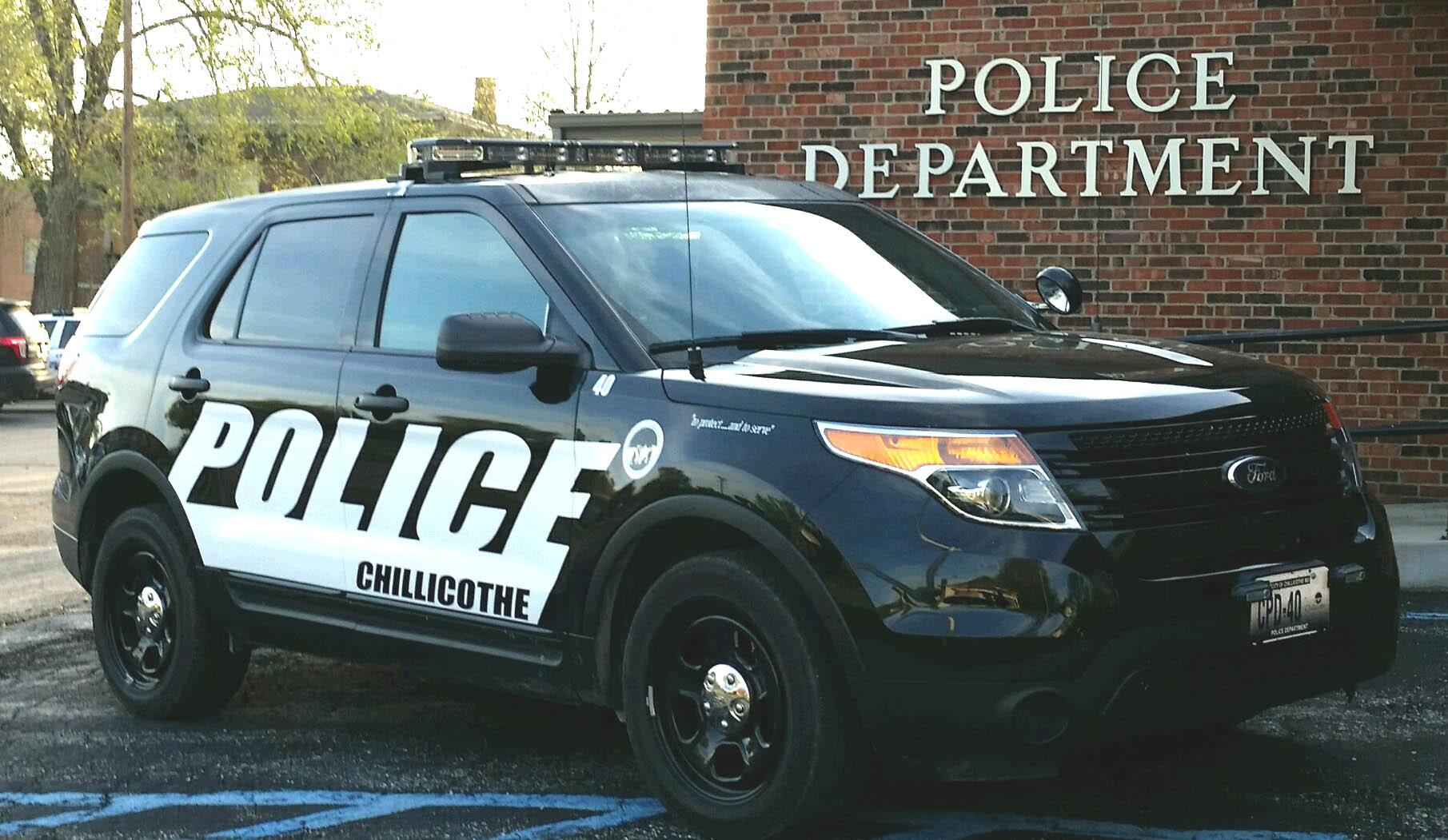 Officer and wayward shopping cart hit in roadway KMZU The Farm 100.7 FM