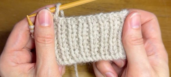 knitted swatch showing examples of both the Alternating Cable Cast On and Alternating Cable Bind Off