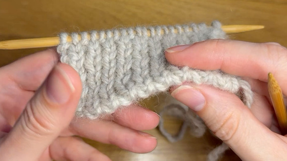 knitted example swatch showing the edge of the alternating cable cast on technique