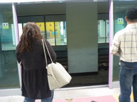 開けっ放しのホームドア 開けっ放しのホームドア