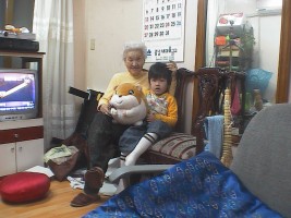 お婆さんとぬいぐるみと息子 お婆さんとぬいぐるみと息子