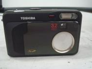 Toshiba PDR-3300 3.2 Megapixel Digital Camera w/ Case