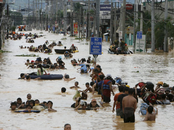 Residents-wade-in-floodwa-008