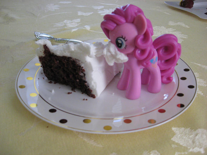 [Image: pinkypie_weddingcake.jpg?1313931270]