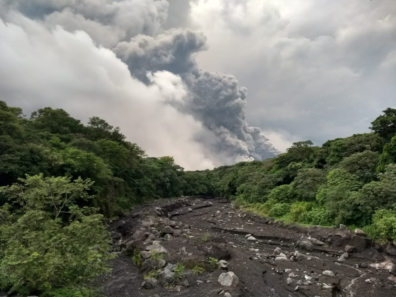 Pesar de bomberos tras erupción del volcán de Fuego en Guatemala