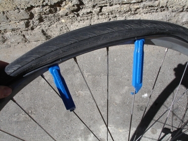 Removing the tyre with tyre levers
