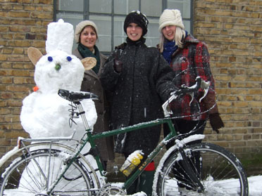 London cyclists brave the snow