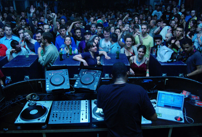 Flying Lotus performing live at Viral Radio at Trouw (photo: Rosa Maria Koolhoven)
