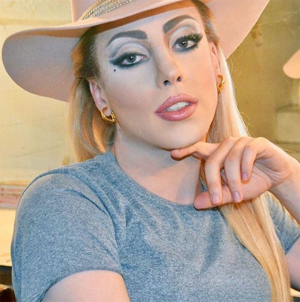 A Penelopy Jean é conhecida por ser sósia da Lady Gaga, e fica muito parecida mesmo! 201216-dra-apresentadora-e-02