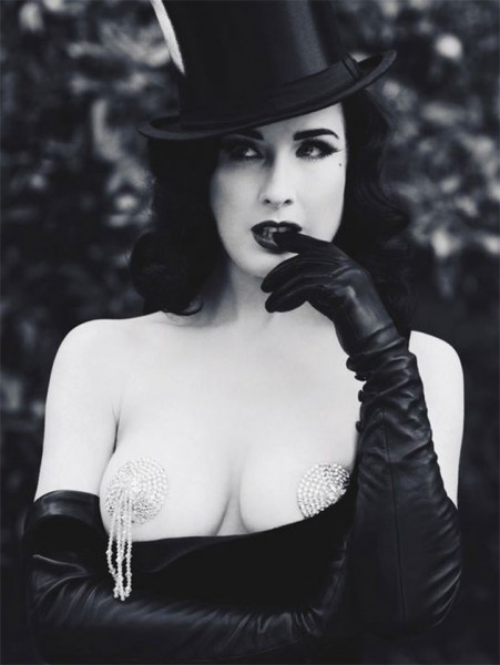 Dita Von Teese usa muito! 100217-osada-nipple-tassel7