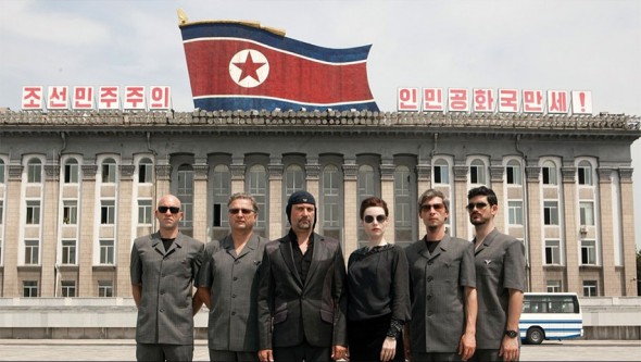 A banda Laibach é envolta em polêmicas - ela é acusada de apologia ao fascismo, comunismo e nazismo por causa de todo o seu estilão militar. A história de 120617-in-edit-12