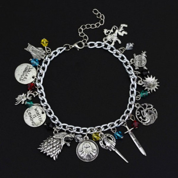 Que tal a pulseira com vários pingentes cheios de significado? Só aí tem o leão dos Lannister, o lobo dos Stark, o broche da Mão do Rei... R$ 39,99 na Enchanted Fan 120717-game-of-thrones-consumo-1