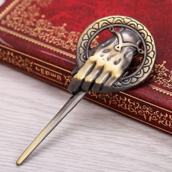 E por falar em Mão do Rei, você pode ser um também - esse broche, assim como todos os acessórios, é da Enchanted Fan e custa R$ 28,10 120717-game-of-thrones-consumo-3