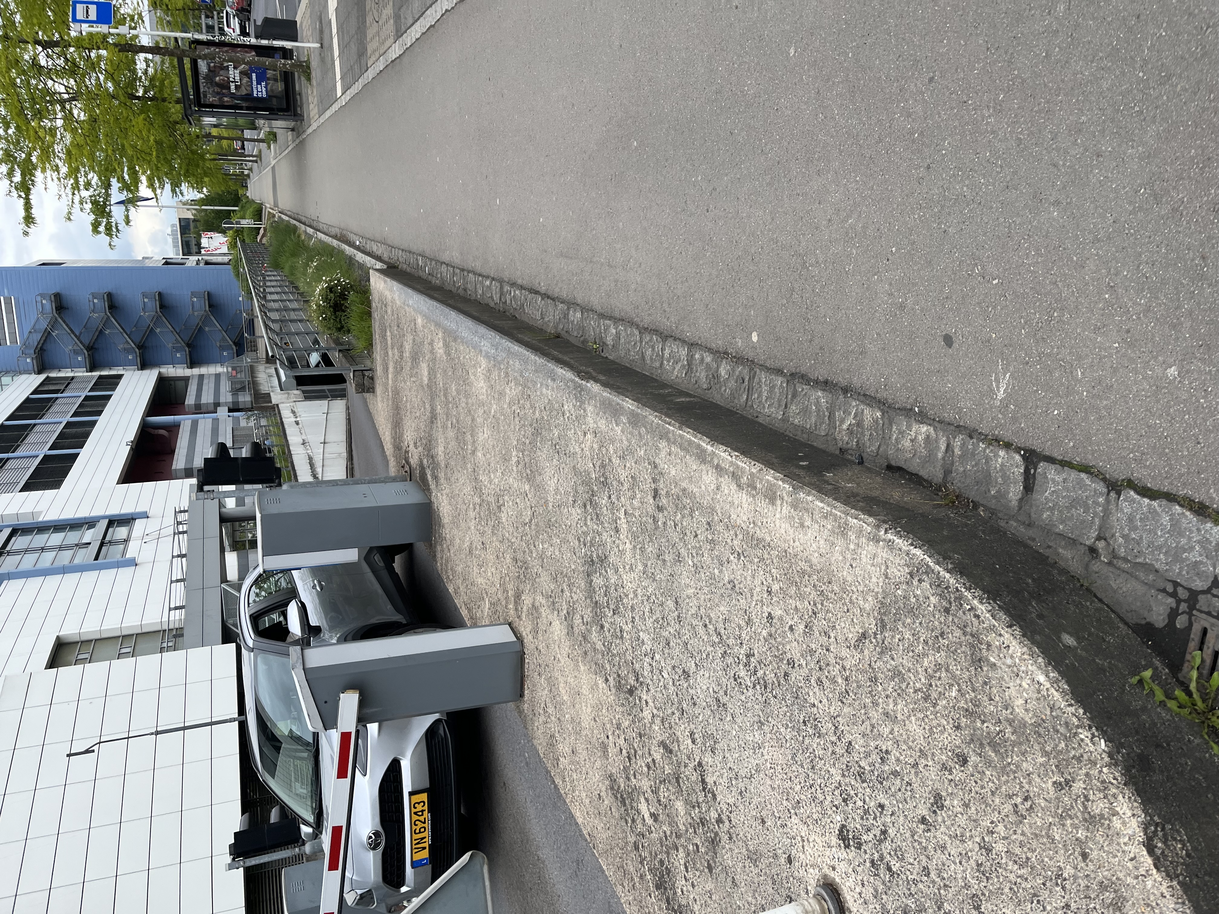 Auchan Parking Curb image