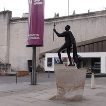 Laurence Olivier statue