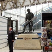 Terrence Cuneo statue