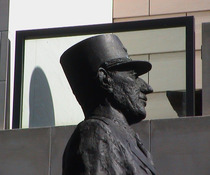 de Gaulle statue