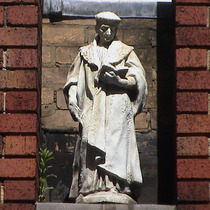 Imperial Hotel - statue 01 - Cromwell