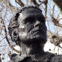 Laurence Olivier statue