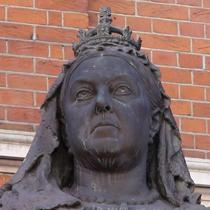 Queen Victoria statue - Croydon