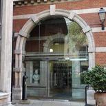 Entrance to the Henriette Raphael building